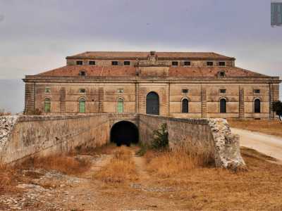 Il palazzo in pietra presenta come detto una facciata rettangolare, sormontata da un doppio tetto a piramide tronca. Perfettamente al centro si trova il portone d�ingresso che conduce a tre livelli (seminterrato, pianoterra e primo piano)...